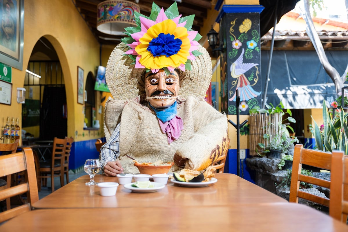 Tlacololero de Tecuán con sombrero de palma y corona de flores de papel